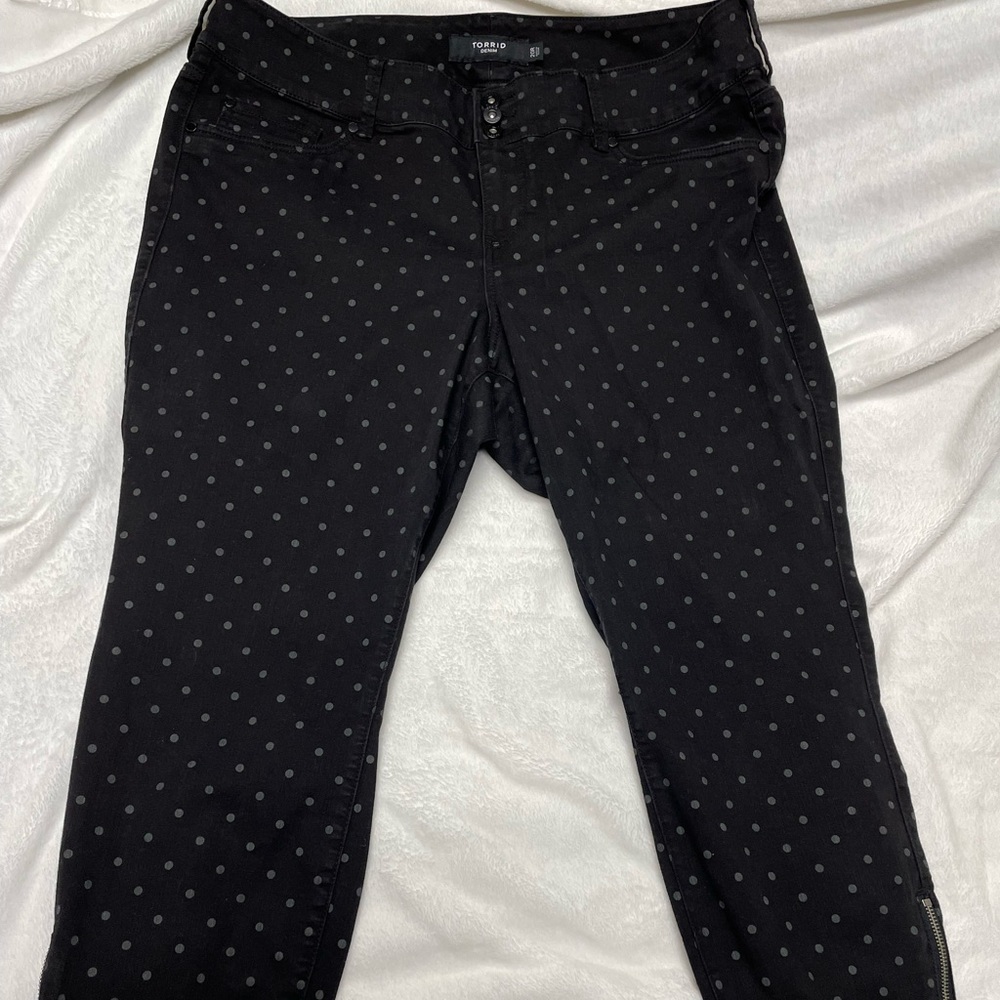 Torrid cropped jeans. Black w gray polka dots and zipper detail at ankle.